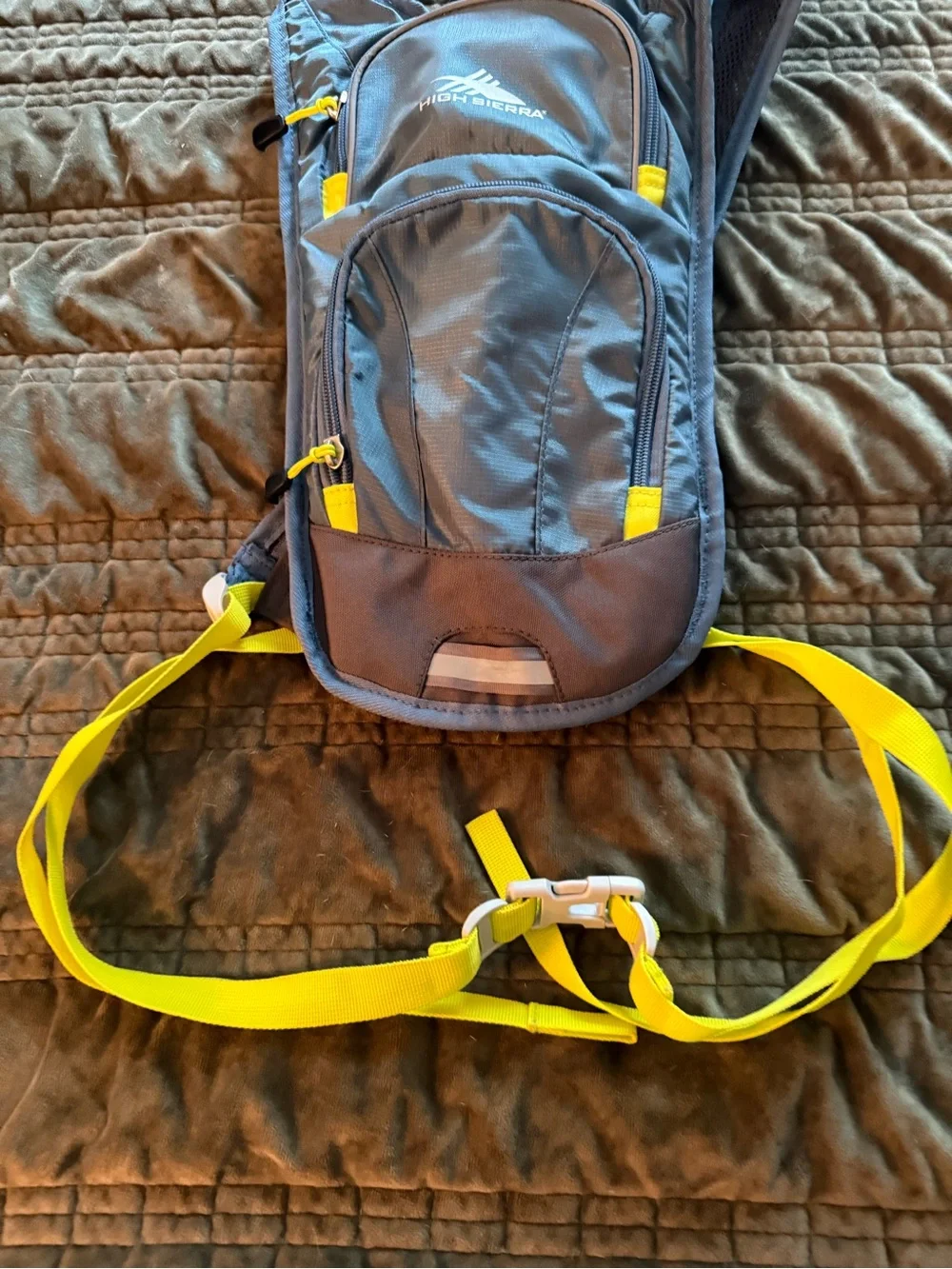 High Sierra Gray 2L Hydration Hiking Running Backpack NWOT never used